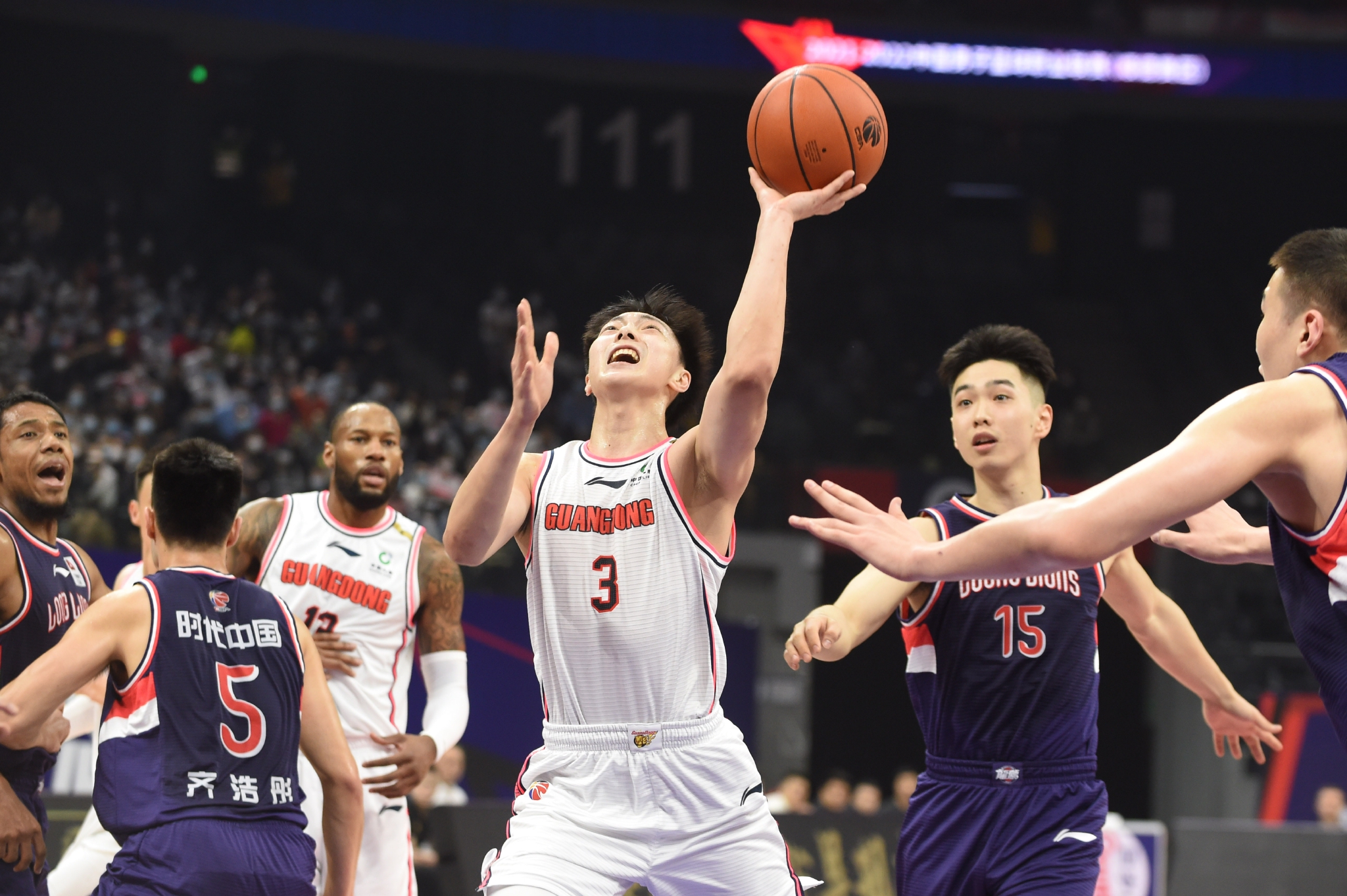 福建男篮面对困难全力抗衡，打出漂亮比赛