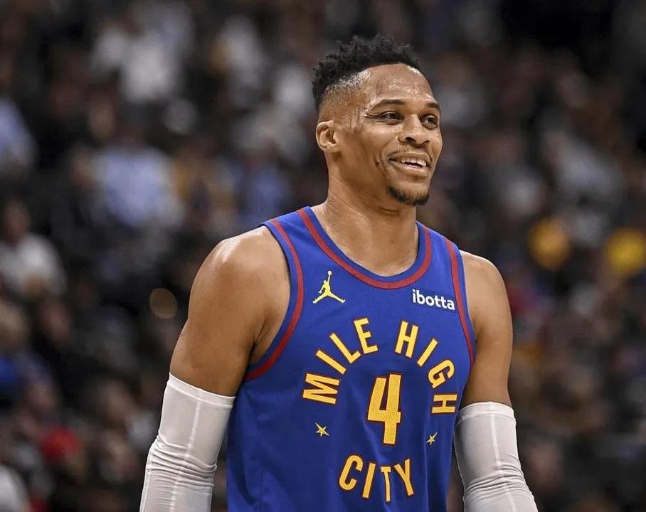 威少惊艳全场，状态爆棚助攻爆棚，引发争议逆转取胜！的简单介绍