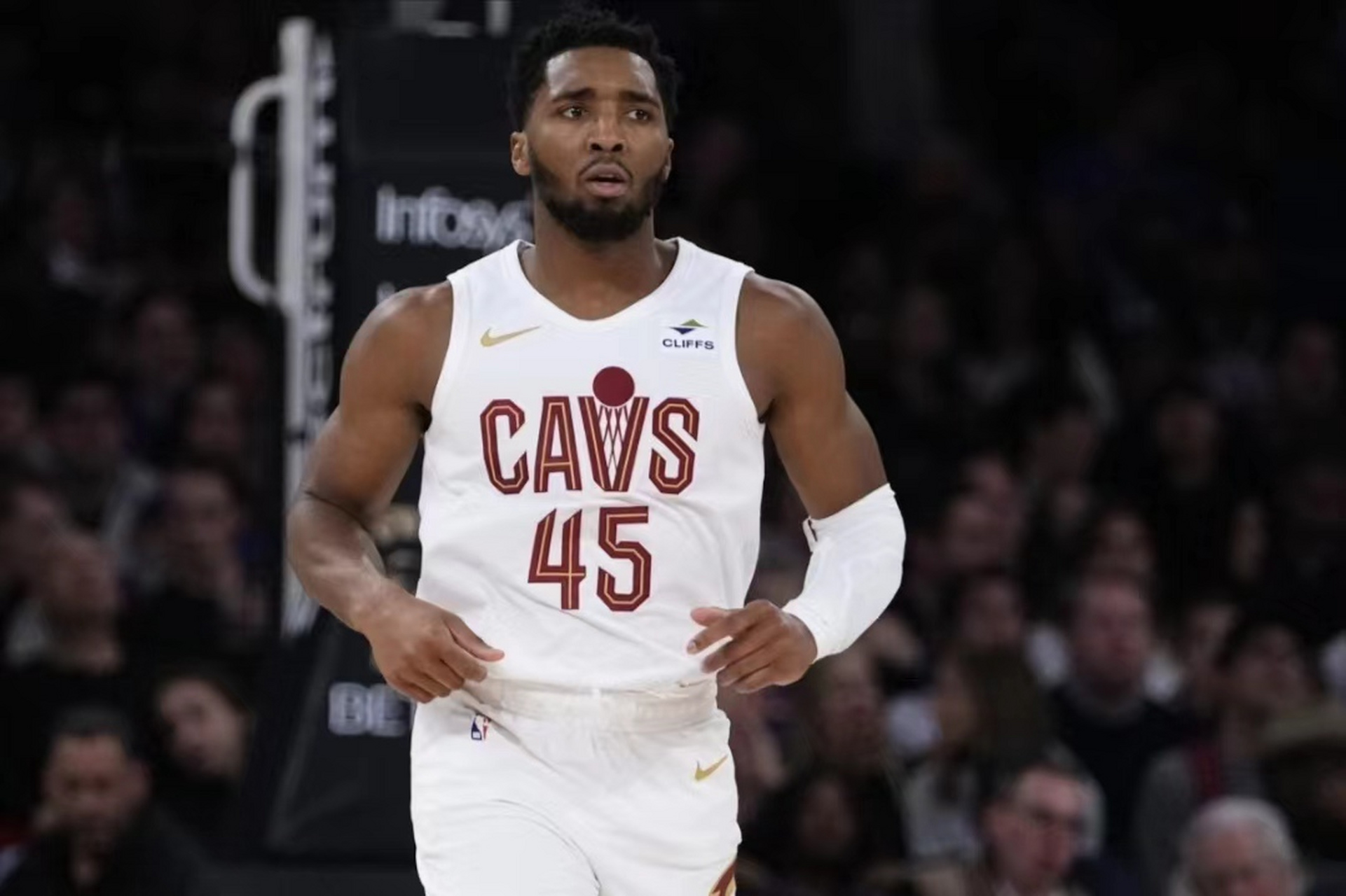 米切尔惊艳全场，猛龙助攻爆棚，官方宣布新规逆转取胜！