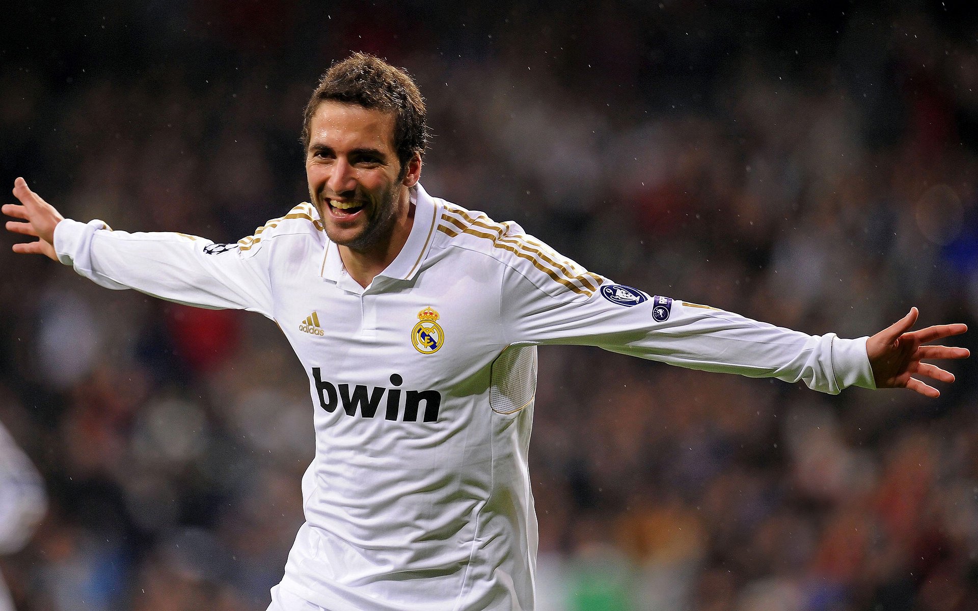 凯恩迎来十二赛季出色发挥，美国队观众热烈欢呼！观众掌声雷动